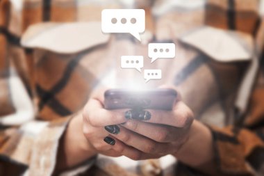 Akıllı telefon daktilo metni kullanan, sohbet eden, sohbet penceresi simgeleri beliren kadın