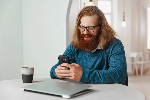 Atraktivní Spokojený Mladý Rusovlasý Muž Sedí Kavárně Píše Mobilním Telefonu Stock Fotografie