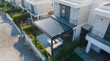 Güneş ışığı fotoğrafındaki pergola güneşliği