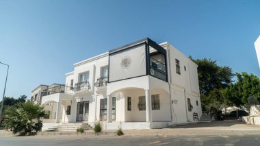 Güneş ışığı fotoğrafındaki pergola güneşliği