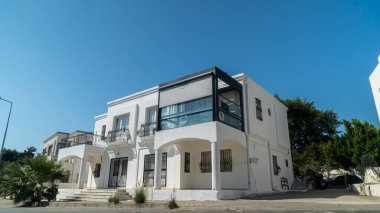 Güneş ışığı fotoğrafındaki pergola güneşliği