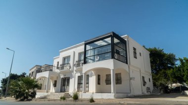 Güneş ışığı fotoğrafındaki pergola güneşliği