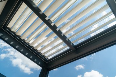Güneş ışığı fotoğrafındaki pergola güneşliği