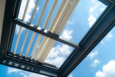 Güneş ışığı fotoğrafındaki pergola güneşliği