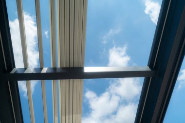 Güneş ışığı fotoğrafındaki pergola güneşliği