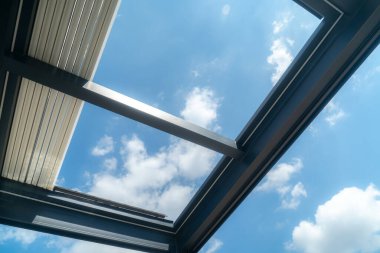 Güneş ışığı fotoğrafındaki pergola güneşliği