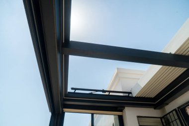 Güneş ışığı fotoğrafındaki pergola güneşliği