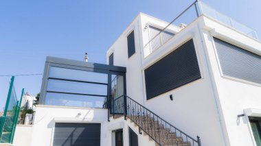 Güneş ışığı fotoğrafındaki pergola güneşliği