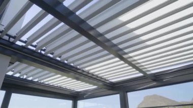 Güneş ışığı fotoğrafındaki pergola güneşliği
