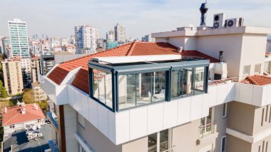 Güneş ışığı fotoğrafındaki pergola güneşliği