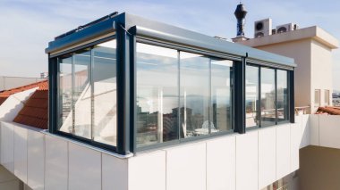 Güneş ışığı fotoğrafındaki pergola güneşliği