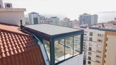Güneş ışığı fotoğrafındaki pergola güneşliği