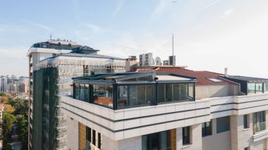 Güneş ışığı fotoğrafındaki pergola güneşliği