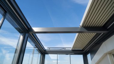Güneş ışığı fotoğrafındaki pergola güneşliği