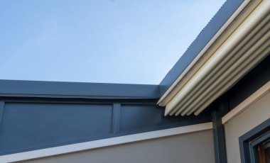 Güneş ışığı fotoğrafındaki pergola güneşliği