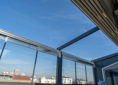 Güneş ışığı fotoğrafındaki pergola güneşliği