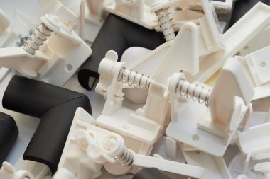 Çocuk kilidi ve mobilyalar için yumuşak köşeler de dahil olmak üzere çeşitli çocuk aksesuarlarının olduğu bir kutu.