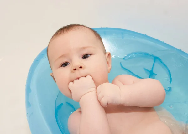 Küçük Bebek Mavi Bir Bebek Küvetinde Banyo Yapıyor — Stok fotoğraf