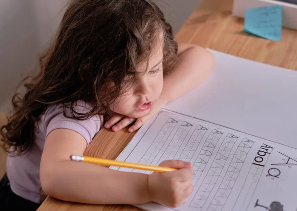 Młoda Ładna Jest Dziewczyna Uczy Się Pisać Poprzez Śledzenie Listów — Zdjęcie stockowe