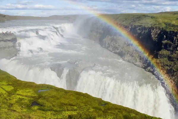 晴れた日にはアイスランドの火山地帯で虹の滝があり — ストック写真