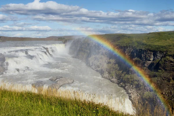 晴れた日にはアイスランドの火山地帯で虹の滝があり — ストック写真