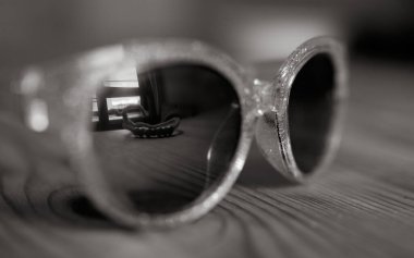 Boncuklar çocukların güneş gözlüklerine yansıyor.