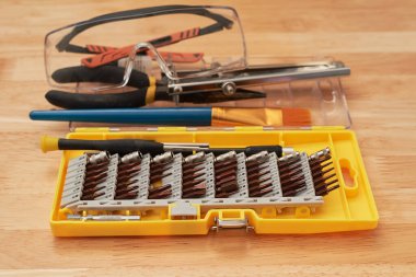 Telefon, tablet, saat ve bilgisayar gibi elektronik aletleri tamir etmek için çeşitli araçlar ve setler