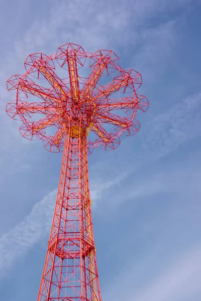 Comunicação Torre Telecomunicações Roda Gigante Telefone Celular Com Céu Azul — Fotografia de Stock