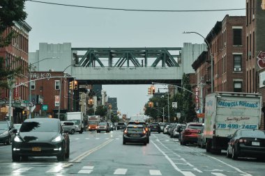 Brooklyn 'deki 4. cadde üzerindeki yaya köprüsü.