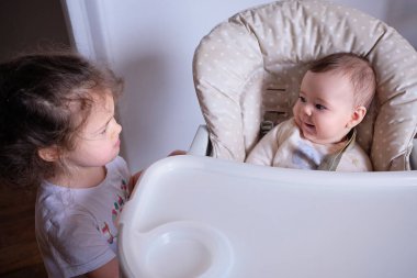 Güzel bebek yüksek sandalyesinde oturuyor.