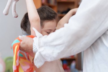 Güzel kız büyükannenle yaz kıyafetleri deniyor.