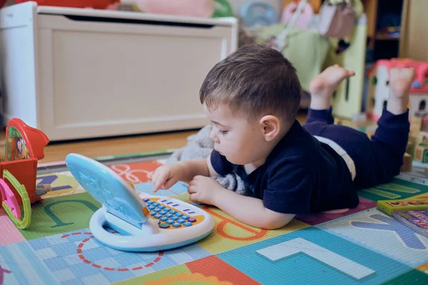 Допитливий Маленький Малюк Грає Своїм Іграшковим Комп Ютером — стокове фото