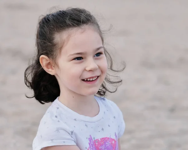 可爱的小女孩在海滩肖像画上玩耍 — 图库照片