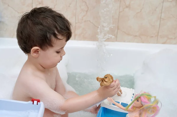 Menino Tomando Banho Enquanto Brincava Com Bonecas — Fotografia de Stock