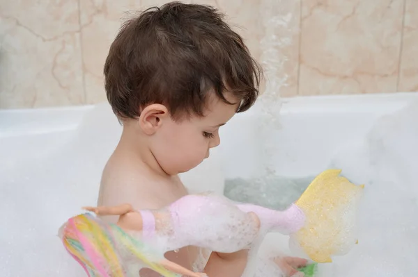Młody Chłopiec Bierze Kąpiel Podczas Zabawy Lalkami — Zdjęcie stockowe
