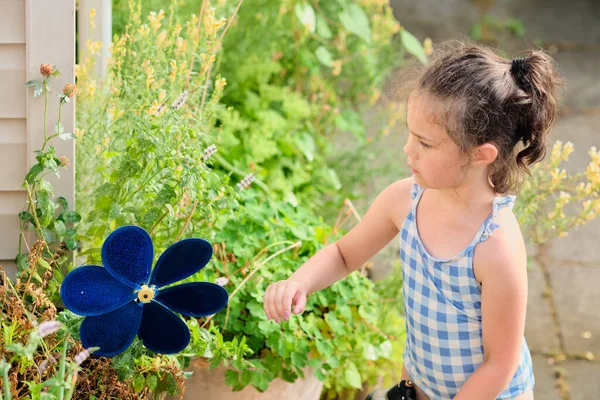Fiatal Lány Kertben Locsolja Növényeket Fürdőruhában — Stock Fotó