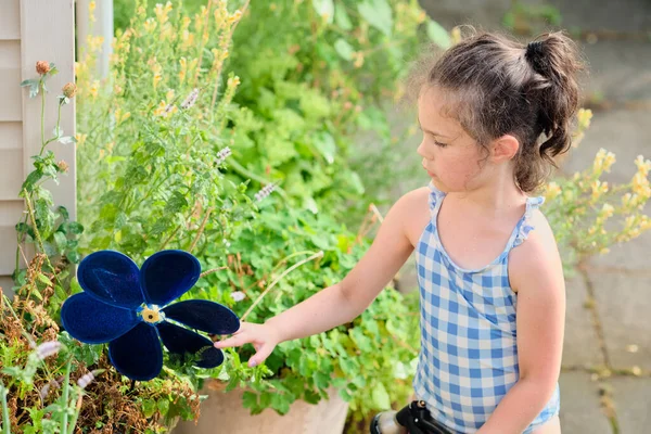 Chica Joven Está Regando Las Plantas Patio Trasero Mientras Usa — Foto de Stock