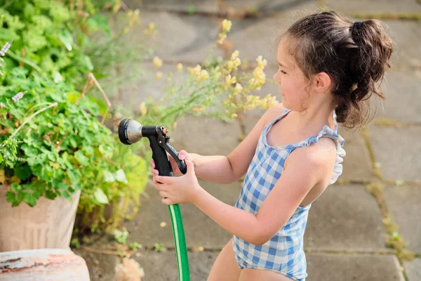 Chica Joven Está Regando Las Plantas Patio Trasero Mientras Usa — Foto de Stock