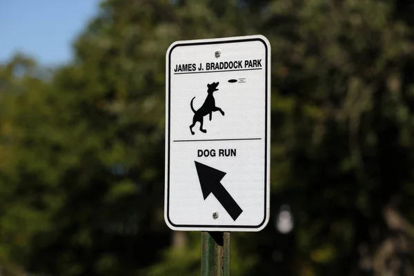 Una Señal Dirección Parque Local Que Conduce Una Carrera Perros —  Fotos de Stock
