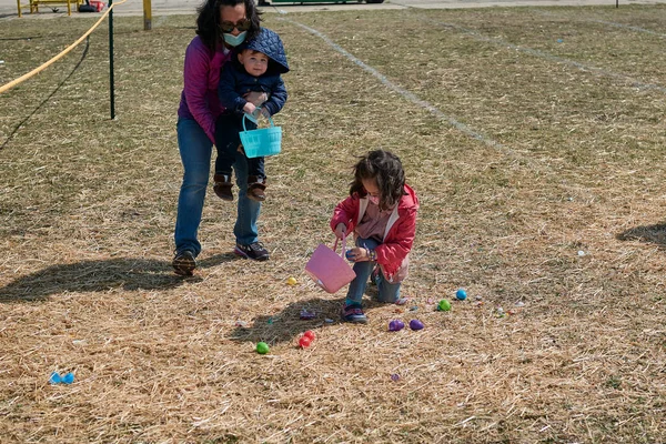 Mom Two Kids Doing Race Easter Egg Hunt Fair — Stock Photo, Image