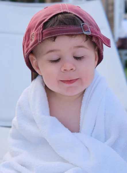 Havuzun Yanındaki Bir Otelde Havlunun Içinde Küçük Bir Çocuk — Stok fotoğraf