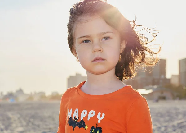 Jovem Está Jogando Praia Dia Quente Uma Camisa Halloween — Fotografia de Stock