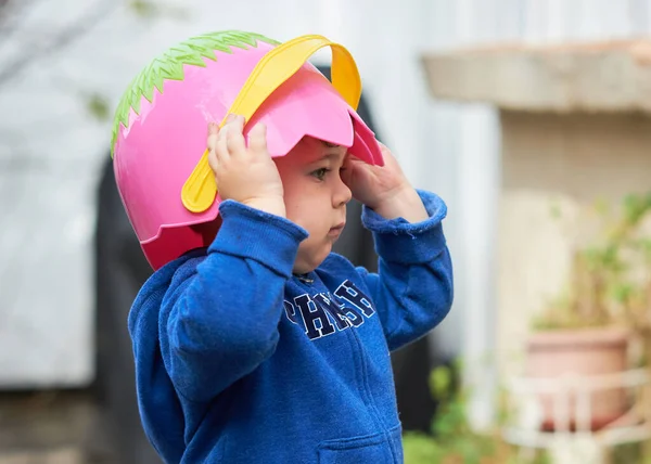 かわいい幼児の男の子はヘルメットのためのイースターバスケットを持つサッカー選手であるふり — ストック写真