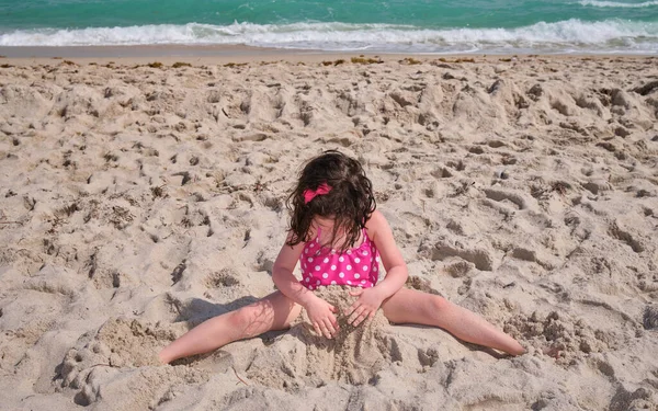 Cute Young Girl Playing Fooling Beach — Stock Photo, Image