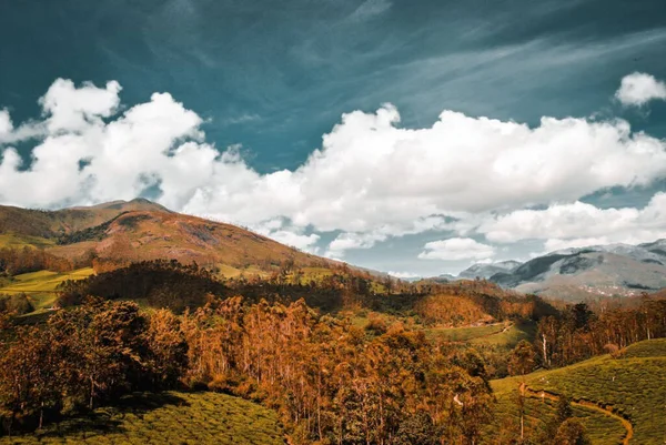 Dağların Üzerindeki Beyaz Bulutların Güzel Manzarası — Stok fotoğraf