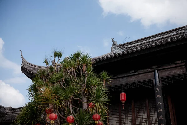Κινέζικα Αρχαία Κτίρια Και Σπίτι Κάτω Από Τον Γαλάζιο Ουρανό — Φωτογραφία Αρχείου