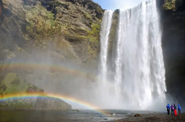 Dupla Chuva Abaixo Skogafoss Cachoeira Islândia — Fotografia de Stock