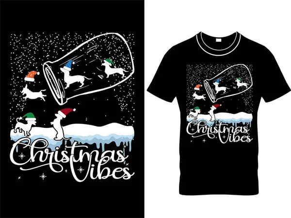 Geyik, tipografi, baskı ve kış illüstrasyonlu Noel tişörtü ve kıyafet modası tasarımları. Küresel örnekler. Grafik tişört tasarımı, tipografi, stilize edilmiş metin ile yazdırma.