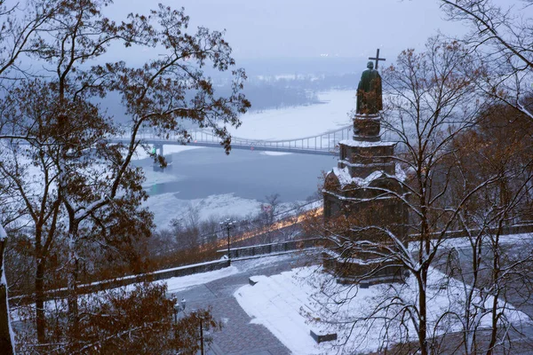 Kyiv. Prens Volodymyr 'in Dnipro nehri üzerindeki anıtı.