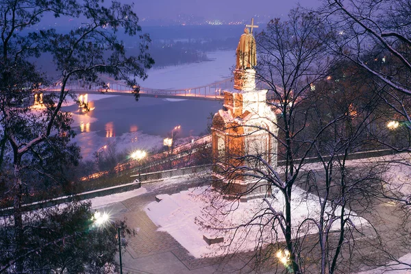 Kyiv. Prens Volodymyr 'in Dnipro nehri üzerindeki anıtı.